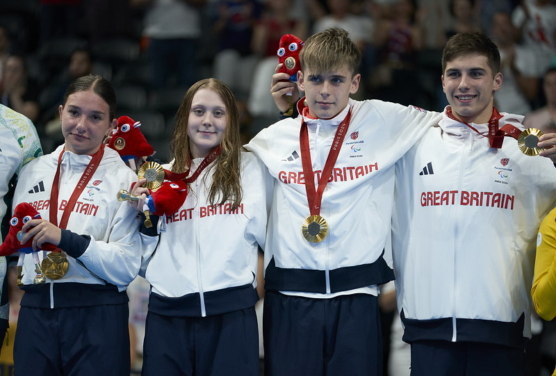 ParalympicsGB Swimmers Will Ellard, Rhys Darbey, Poppy Maskill & Olivia Newman-Baronius posing with their gold medals.